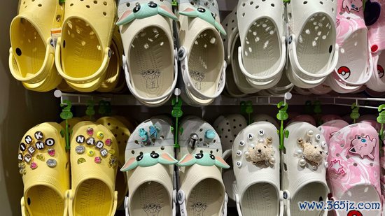 纽约皇后中心的Crocs门店里面。